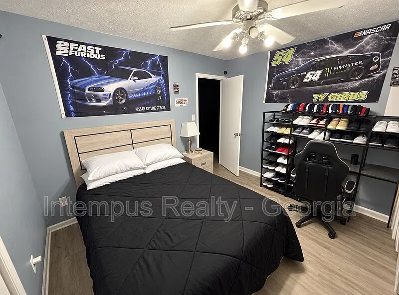 3 bed, 2.0 bath, 1779 sqft, $3,200 — Photo 2