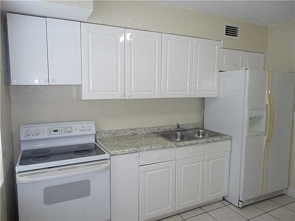 5th image of 16013 NE 19th Ct
