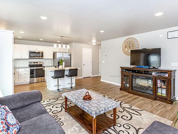 5th image of 731 Cathy Dr W
