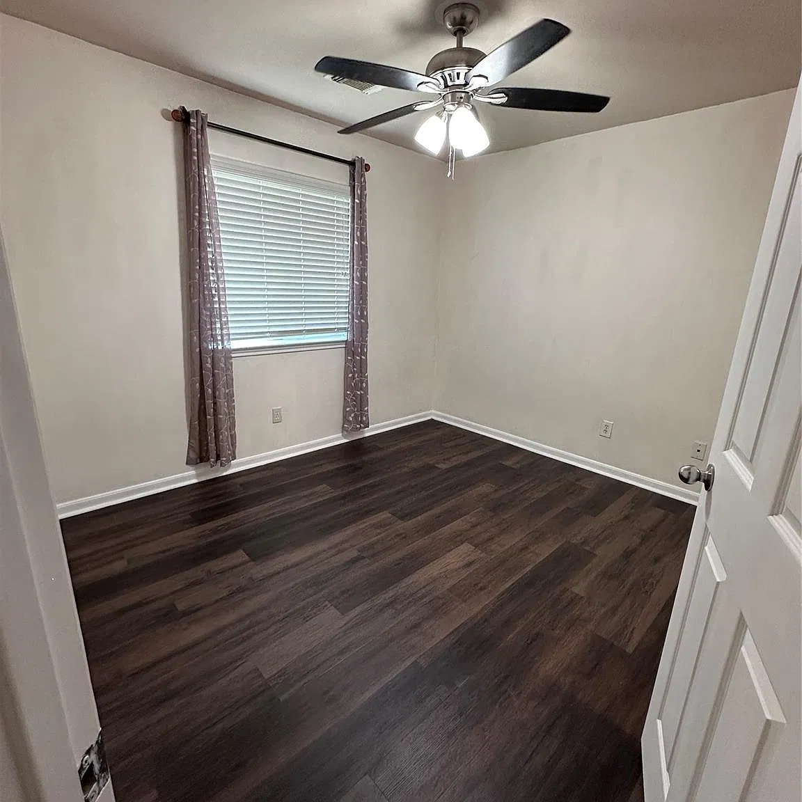 3 bed, 2.0 bath, 1864 sqft, $2,300 — Photo 4