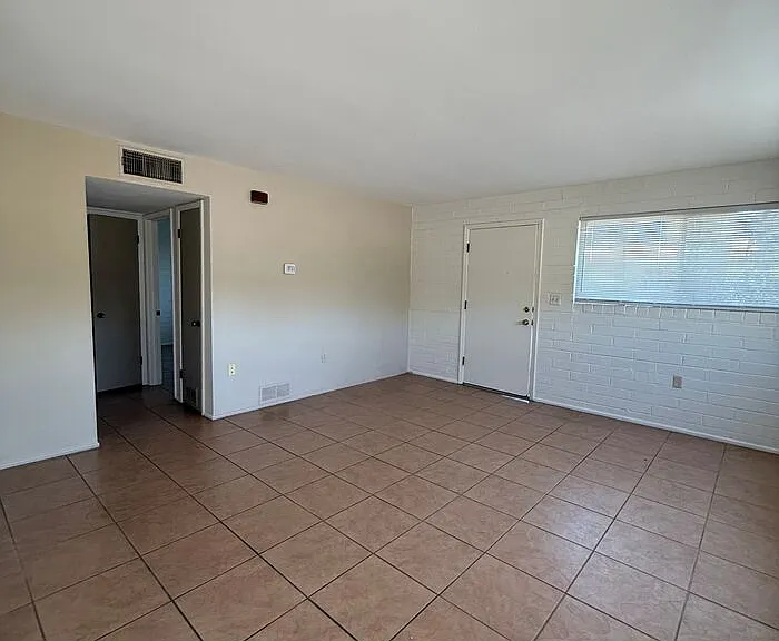2550 N Park Ave — Photo 3