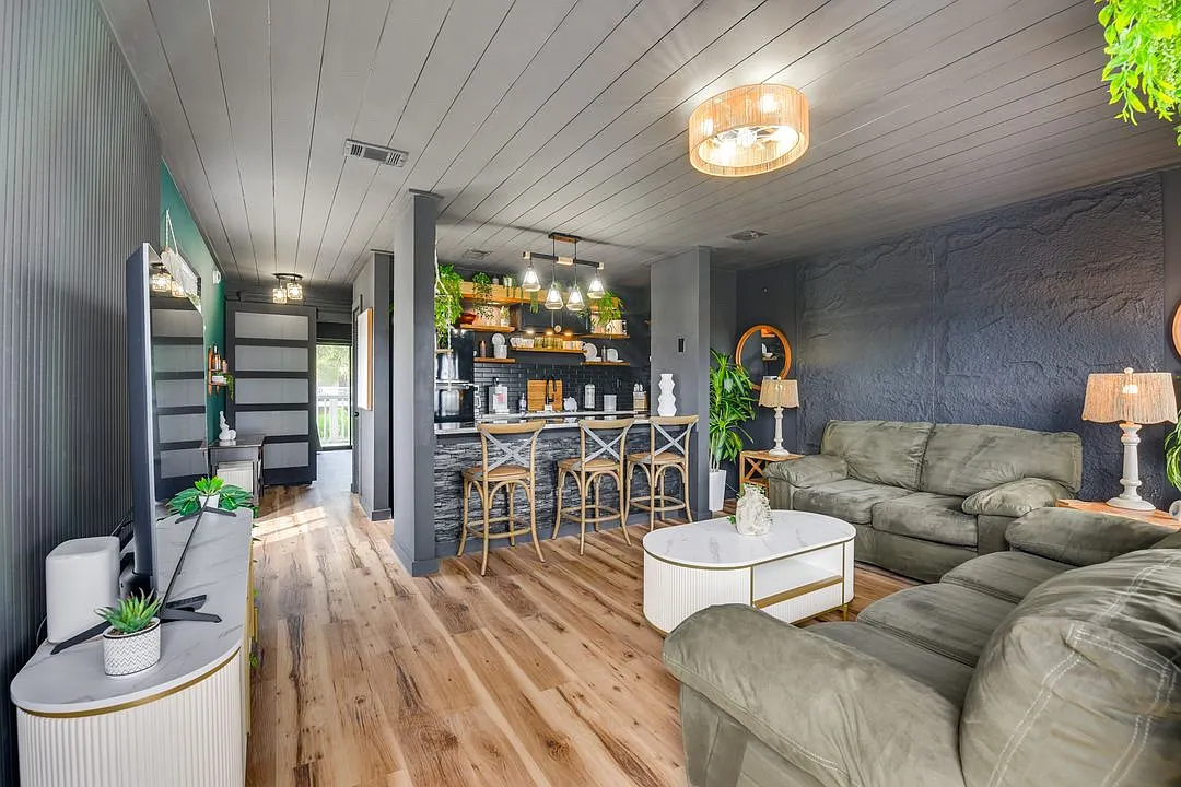 6829 Thomas Dr — Photo 1