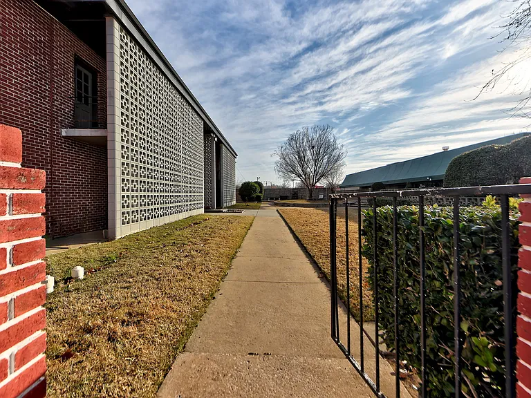 1325 W Lindsey St — Photo 4