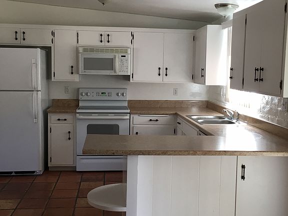 Kitchen with breakfast bar