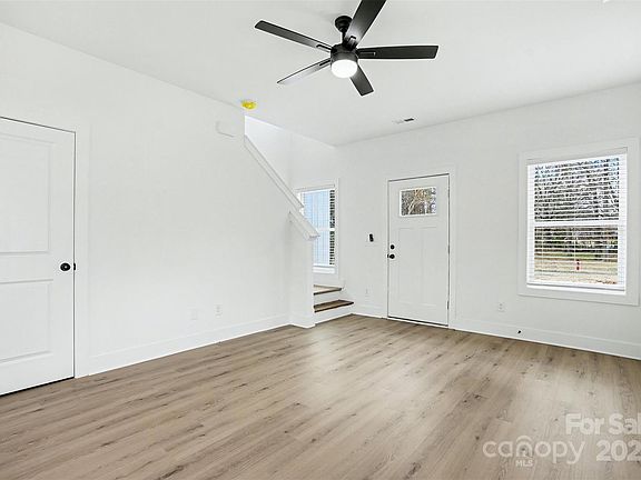 4th image of 720 Worthwood Cir