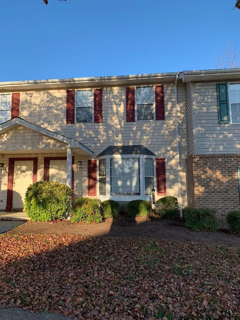 4 Bedroom, 3 Bath Townhouse — Photo 3