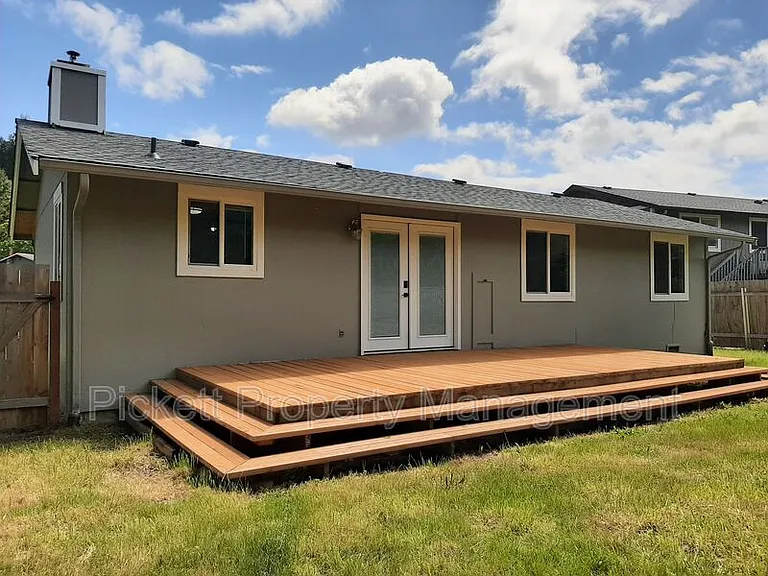 212 NE Torval Canyon Rd — Photo 18