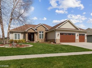 725 Fox Valley Dr, North Liberty, IA 52317
