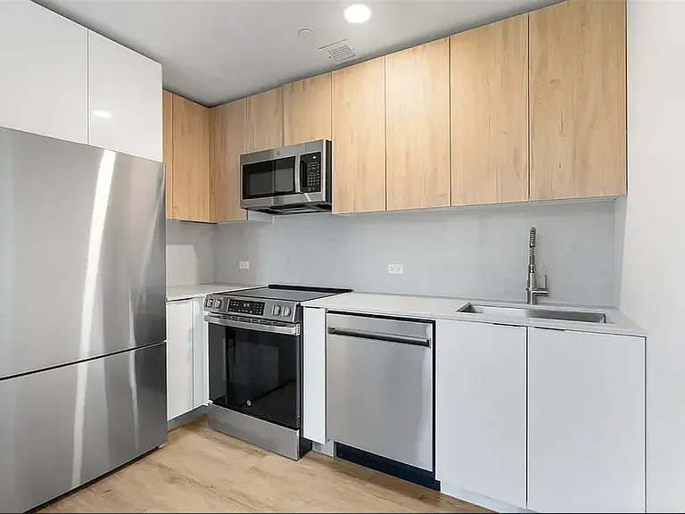 300 W 136th St #PHD — Photo 7