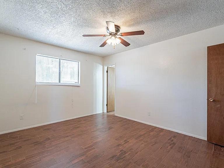 239 E Erie Dr — Photo 32