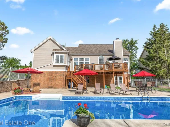 16078 Silverwood Dr, Fenton, MI 48430