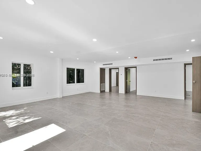 7902 SW 67th Ave — Photo 3