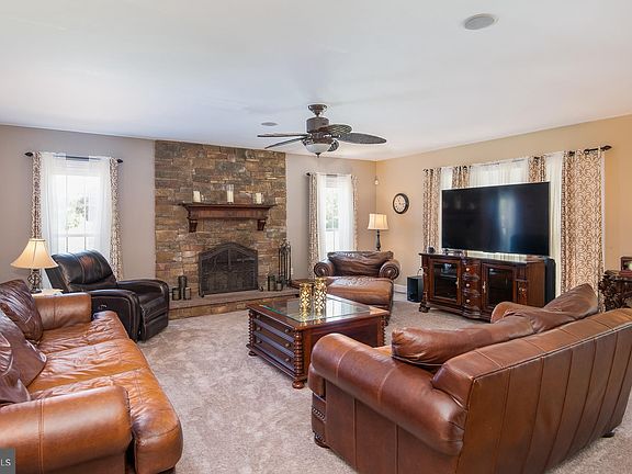 4th image of 6 Carlie Ct