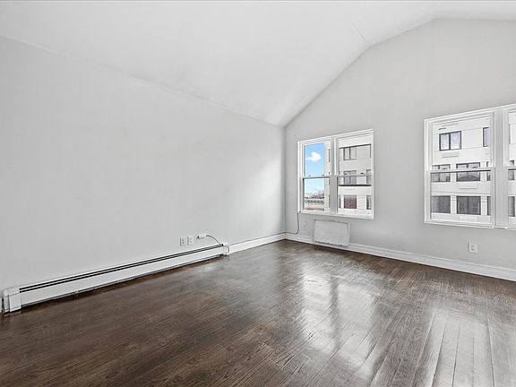 MASTER BEDROOM (UN-STAGED)