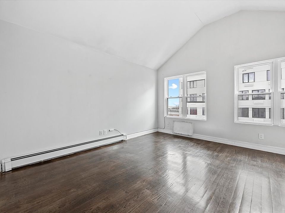 MASTER BEDROOM (UN-STAGED)