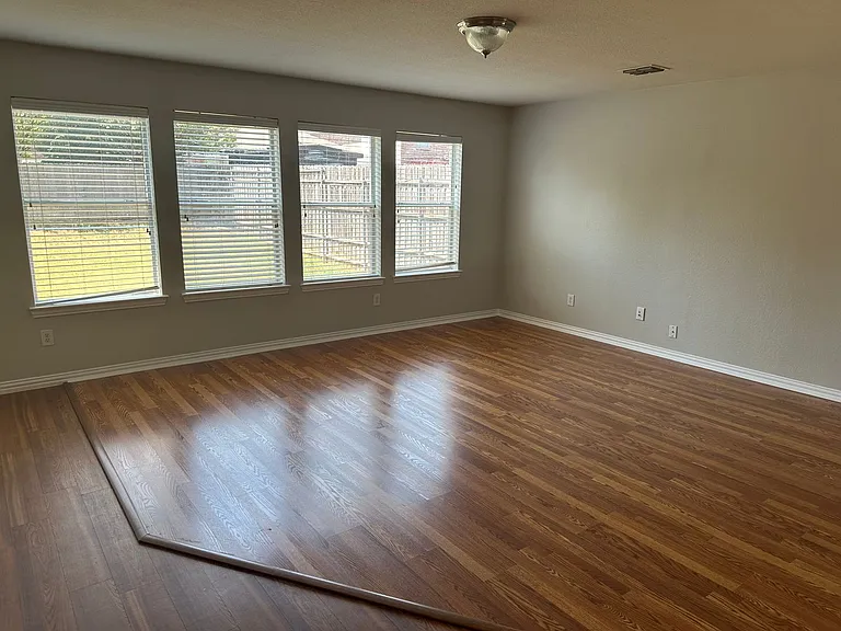 1117 Acacia Dr — Photo 5
