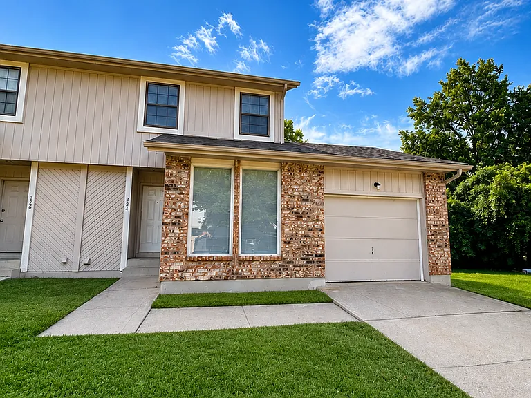 324 NE Cedar Ct — Photo 1