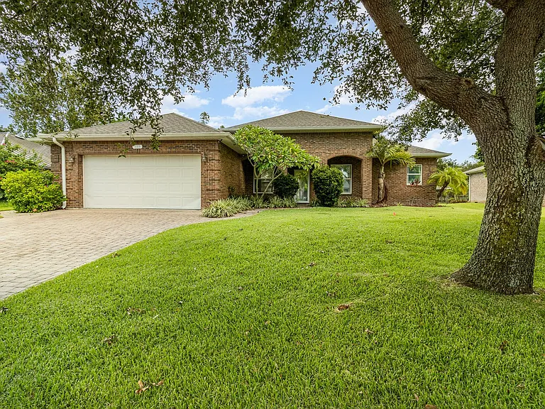 113 Palm Cir — Photo 1
