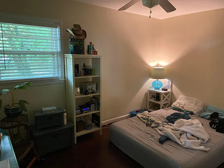 326 E Lowry Ln — Photo 6