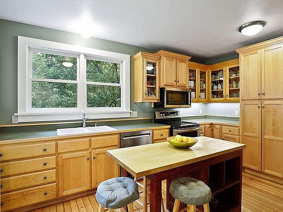 4th image of 207 Winona St S