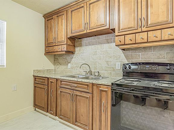 3rd image of 14918 Pinecrest Rd
