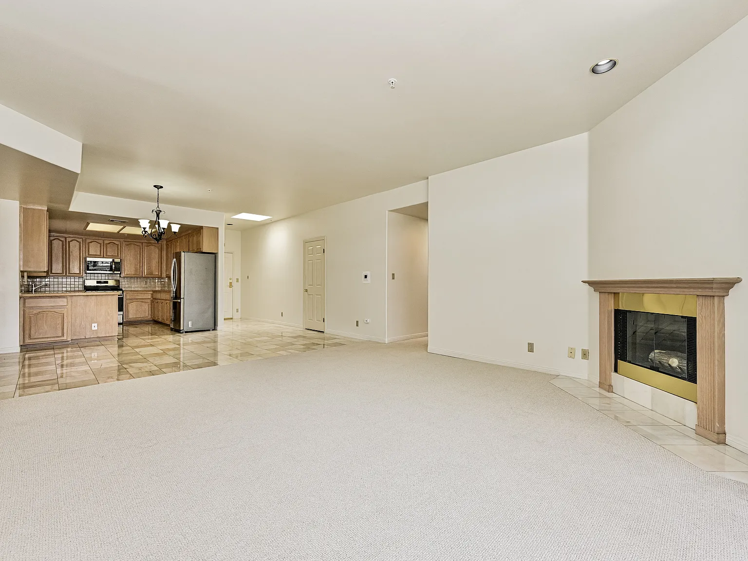 5319 Lindley Avenue #303, Tarzana, CA 91356 — Photo 2
