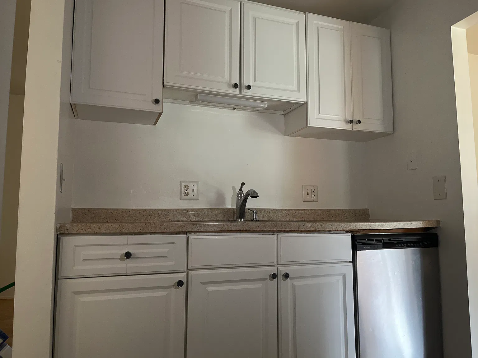 536 E Fox Hills Dr — Photo 4