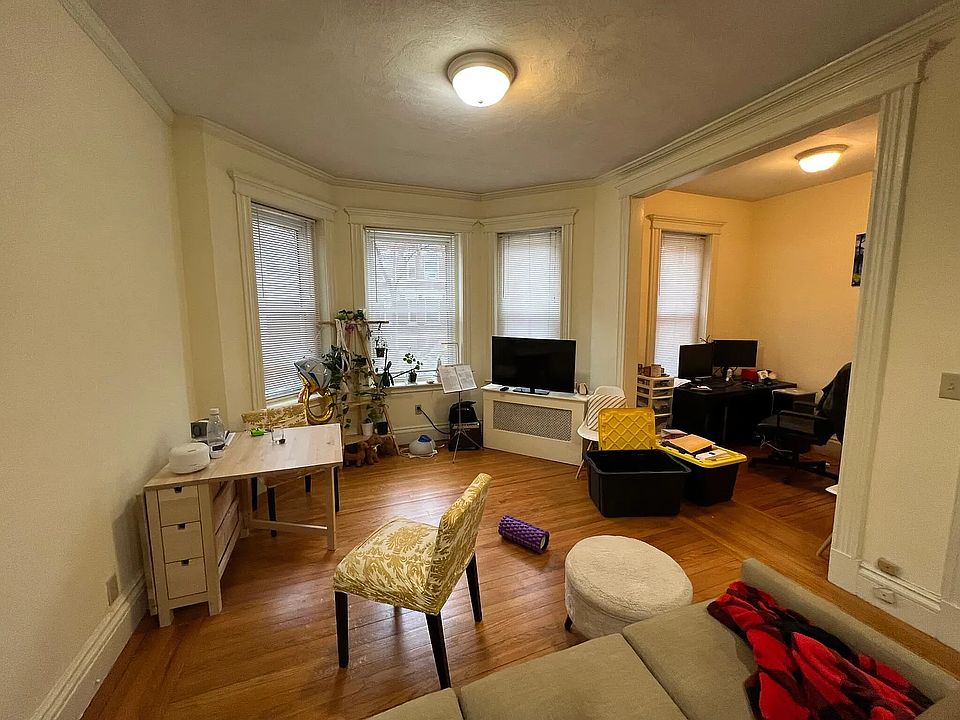 1st image of 124 Queensberry St #5