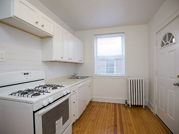 2nd image of 6438 N Sacramento Ave APT 1W