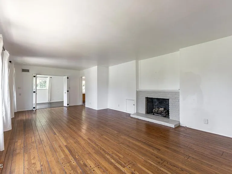 1290 Club House Dr — Photo 7