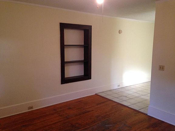 Living Room & Eat In