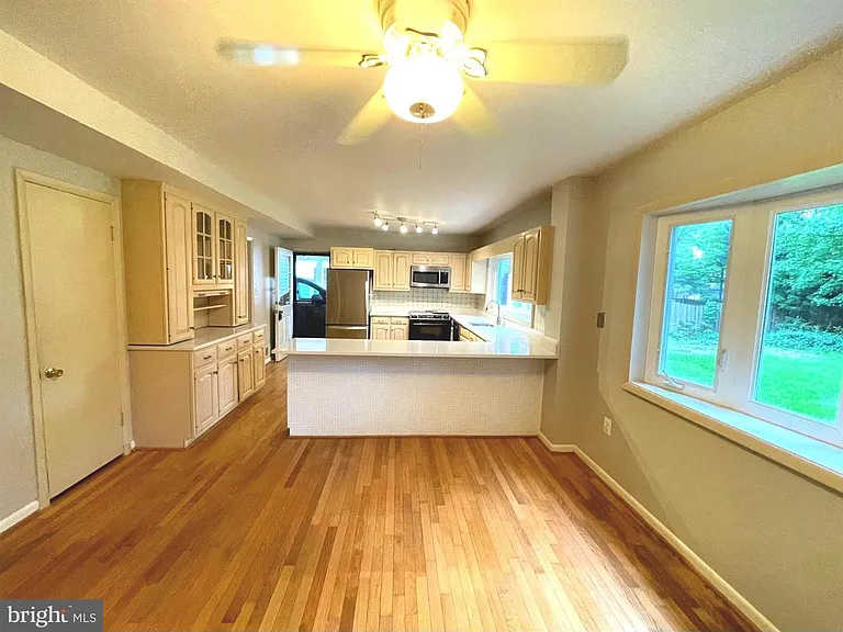6933 Tyndale St — Photo 26
