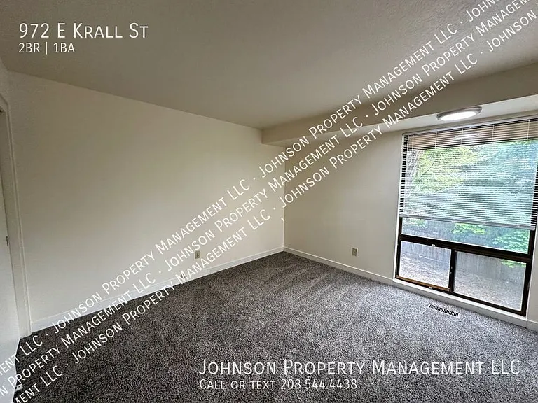 972 E Krall St — Photo 8