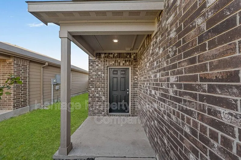 3 bed, 2.5 bath, 1920 sqft, $1,700 — Photo 3