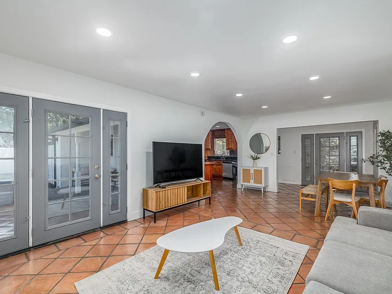 9501 Clybourn Ave — Photo 7