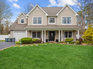 9 Folsom Ln, Coram, NY 11727