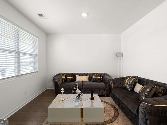 4th image of 245 Canberra Way