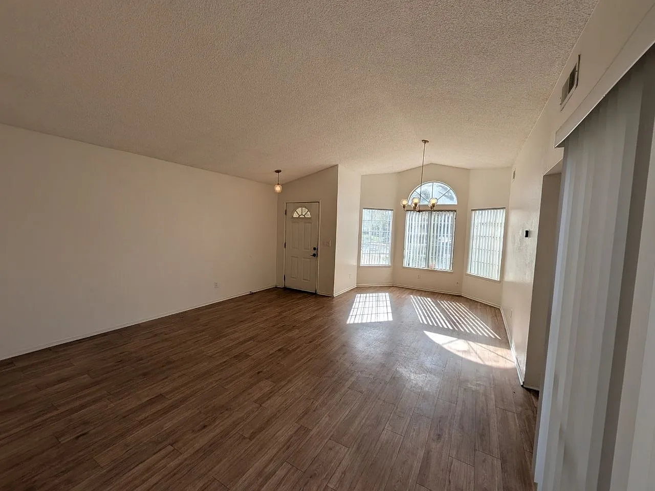4 bed, 1529 sqft, $2,950 — Photo 2