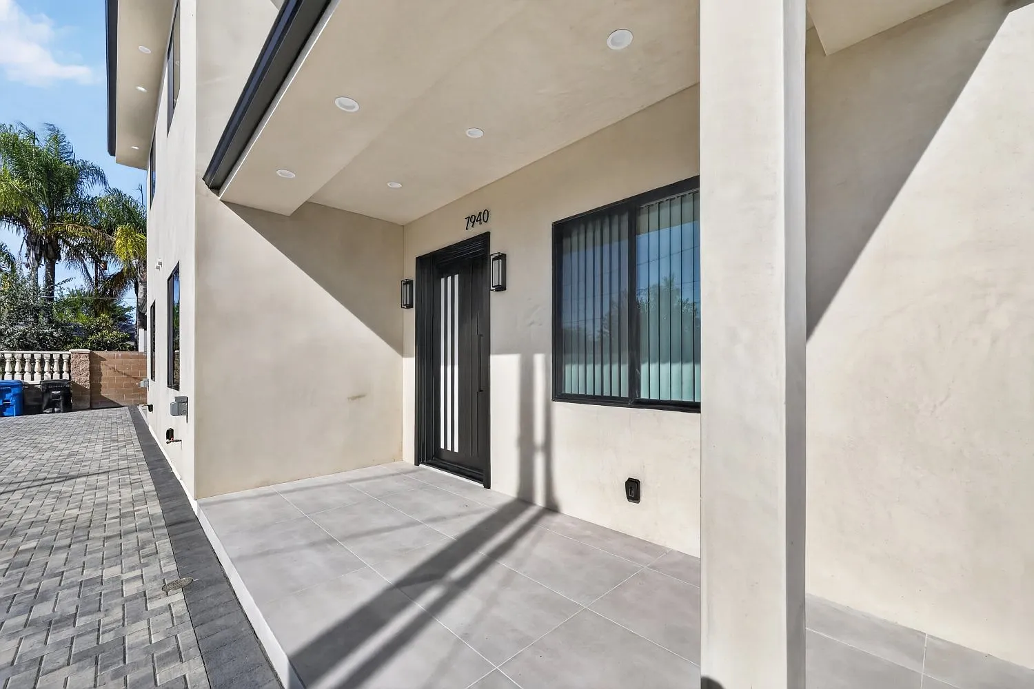 2 bed, 886 sqft, $3,200 — Photo 1