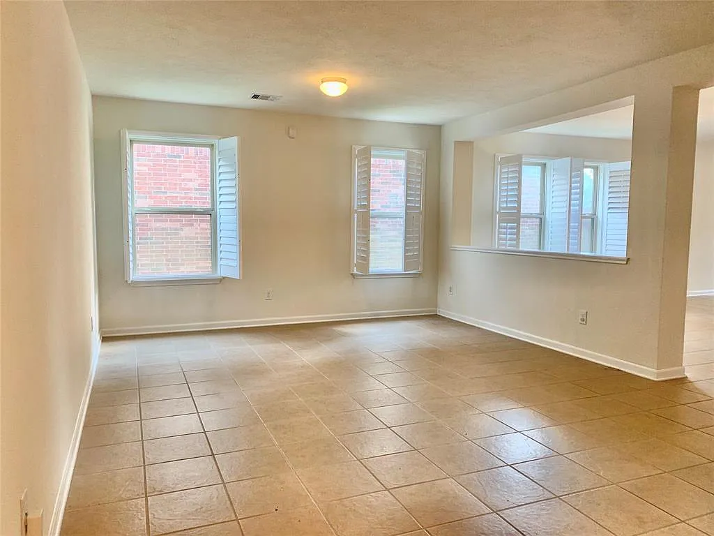 3 bed, 2.5 bath, 2271 sqft, $2,200 — Photo 3