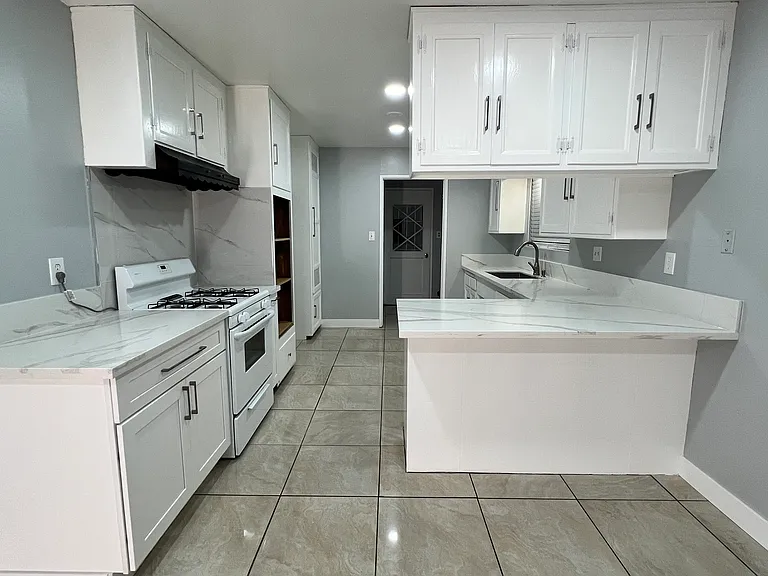 15503 Bloomfield Ave — Photo 9