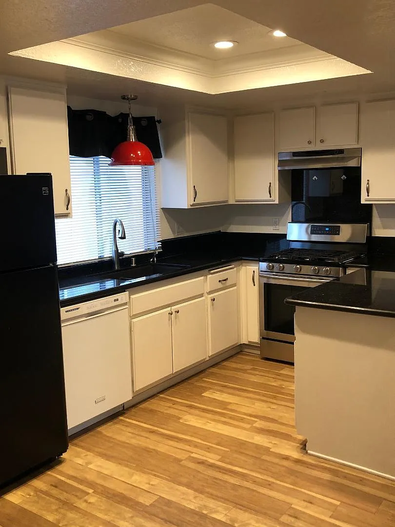 2 bed, 2.5 bath, 1100 sqft, $4,600 — Photo 2