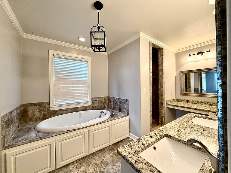 904 Lynn Cir — Photo 12