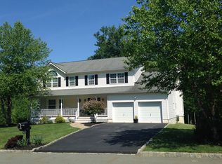 1004 Pine Vw, New Windsor, NY 12553