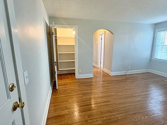 5th image of 228 Chenoweth Ln