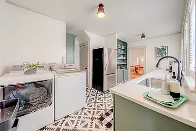 4 bed, 2300 sqft, $2,500 — Photo 4