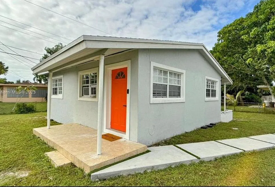 140 NW 38th St
