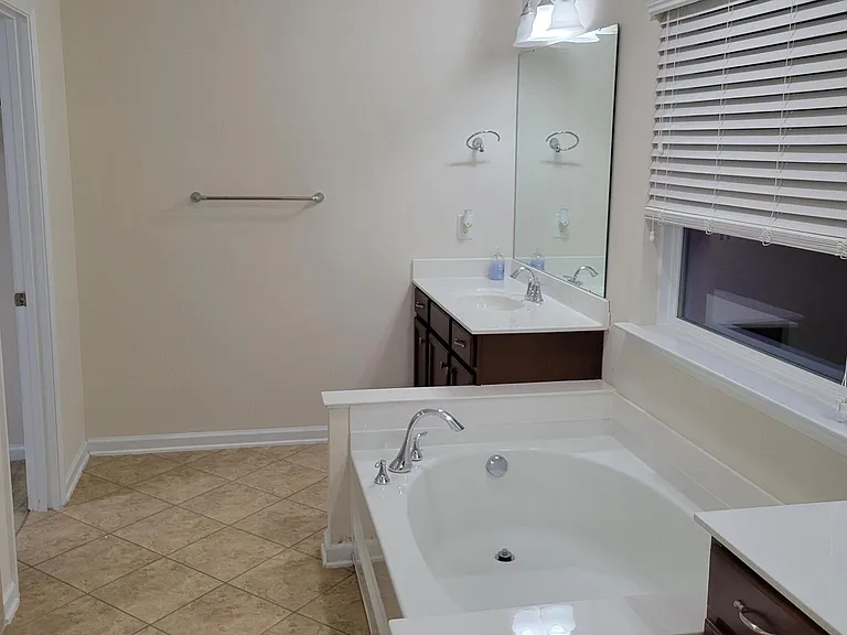 Master Bathroom (Upstairs)