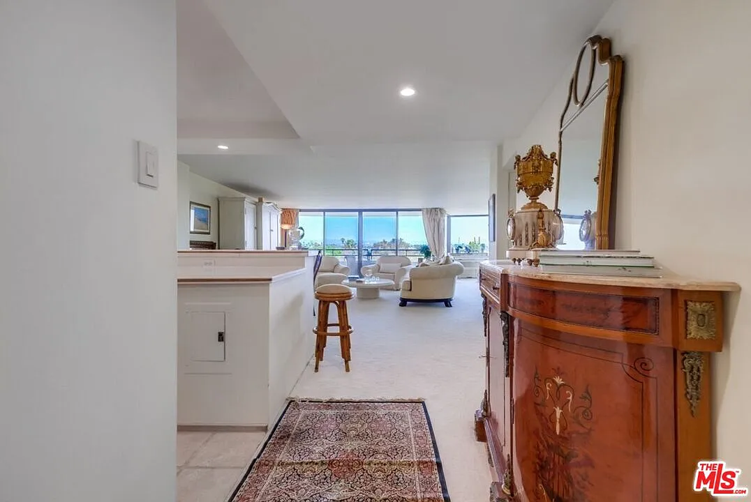 2 bed, 2.0 bath, 1422 sqft, $4,900 — Photo 4