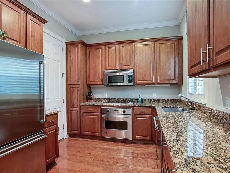 2303 Kensington Garden Ln — Photo 10